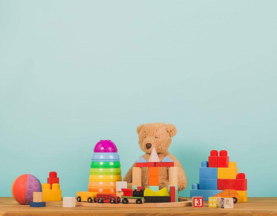 6 idei de jucării recomandate pentru copii mici
