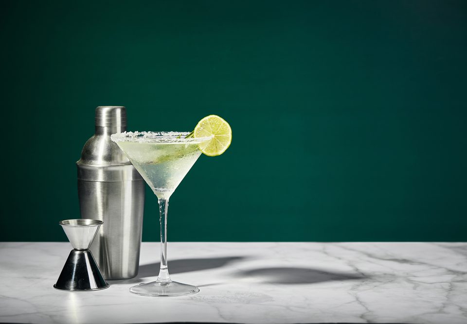 Artă și stil în prepararea Martini-ului perfect: Pași și secrete ale mixologiei